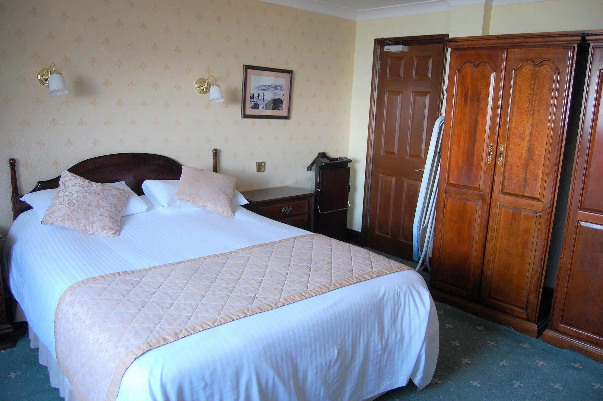 Victoria Hotel 3*